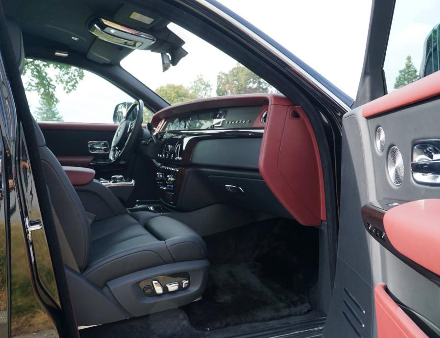 Интерьер Rolls-Royce Phantom by Mansory 2018 года  (фото 12 из 18)